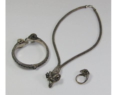 Classical Greek style silver rams head jewellery suite, comprising pendant necklace, ring and hinged twin ram head bracelet (
