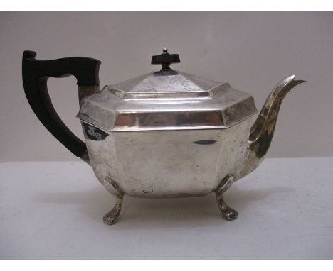 A silver teapot of octagonal form having a Bakelite handle and knop finial on four paw feet by Viners Ltd, Sheffield 1945, 5 