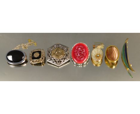 A novelty 9ct gold mounted mother-of pearl spider's web brooch; others, polished agate, marcasite (7)