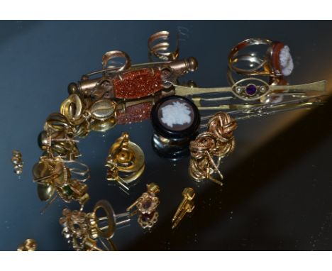 A 15ct gold bar brooch, 3g; a 9 ct gold cameo ring, 3g; a nurse brooch; cameo stick pin; other gold coloured metal 