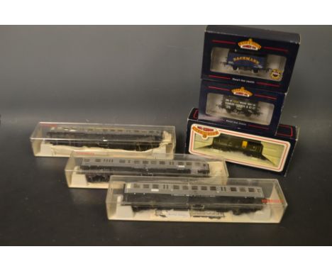 Railways OO gauge -  three Fleischmann coaches Nos 5121, 5122, 5192; Bachmann Branch-line 33-826, 25 ton Queen Mary brake van
