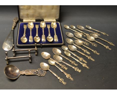 A set of six silver tea spoons, cased, Birmingham 1914;  a silver Norwegian caddy spoon, the haft pierced with scrolling acan