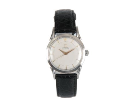 A GENTLEMAN'S VINTAGE STAINLESS STEEL OMEGA 'BUMPER' AUTOMATIC WRIST WATCH on a black leather strap, the champagne dial with 