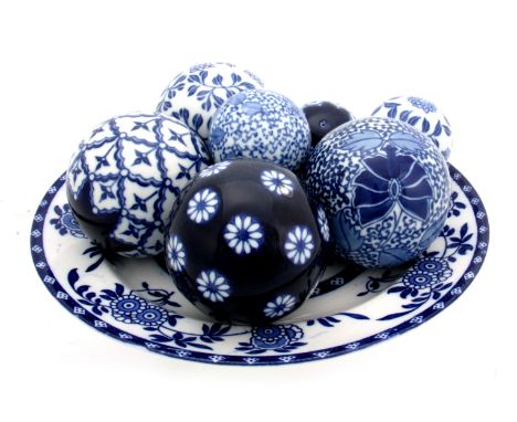 A SELECTION OF 7 MID 20TH CENTURY BLUE AND WHITE CERAMIC CARPET BOWLS WITH A DELFT PLATE, of varying patterns and sizes, plat