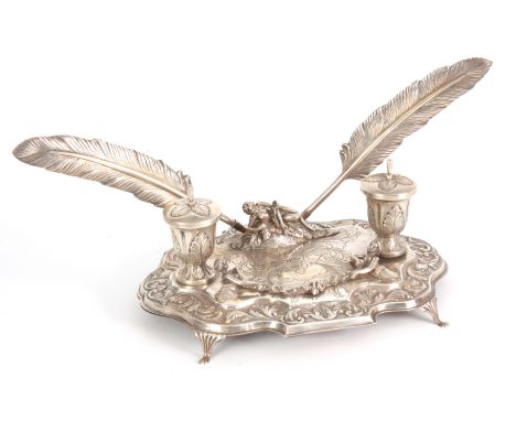 AN EARLY 20TH CENTURY CONTINENTAL SILVER DESK STAND / INKWELL of classical design with leaf cast moulded edge and feather des