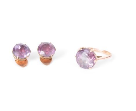A LADIES 14CT GOLD AND AMETHYST RING WITH MATCHING EARRINGS app. 8.5g  