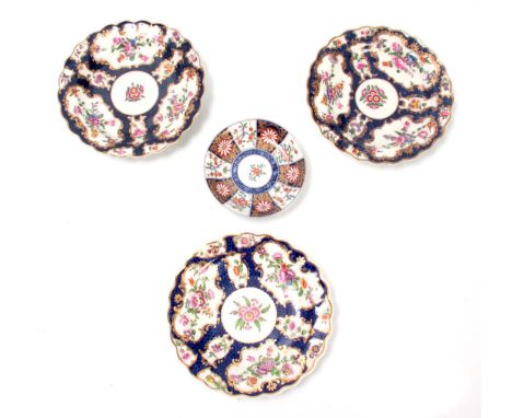 A SET OF THREE FIRST PERIOD WORCESTER  POLYCHROME SCALLOP-EDGE SHALLOW DISHES richly decorated with colourful floral panels o