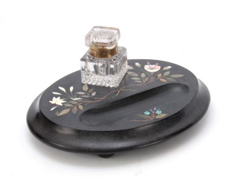 A LATE 19th CENTURY PIETRA JURA MARBLE INK STAND of oval form with mixed marble foliate inlay and cut glass inkwell 25.5cm wi