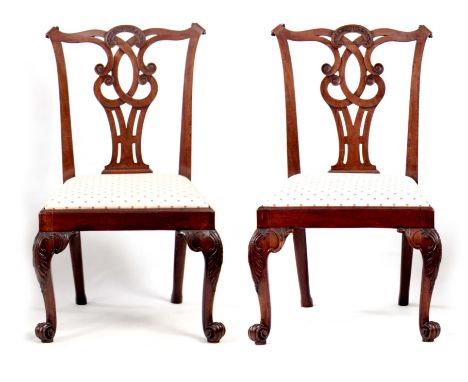 A FINE PAIR OF MID 18TH CENTURY MAHOGANY DINING CHAIRS IN THE MANNER OF THOMAS CHIPPENDALE having a shaped top rail with scro
