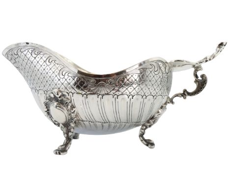 Continental sterling silver footed sauce boat w repousse. Approx 13 ozt Size: 9 x 4 1/2 x 4 1/2 in.