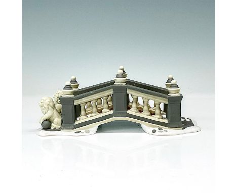 This shows a brick bridge with marble and steel railings. At the entrance there are two lion figures made of marble. This ite