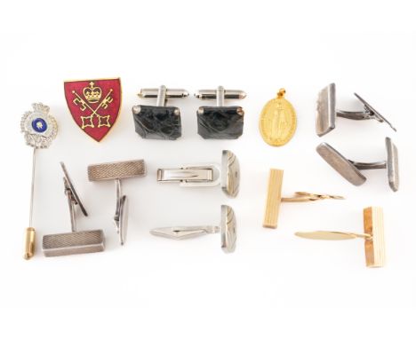 A PAIR OF GOLD CUFFLINKS, FOUR FURTHER PAIRS OF CUFFLINKS AND THREE FURTHER ITEMS  (13)The gold cufflinks with ridged baton f