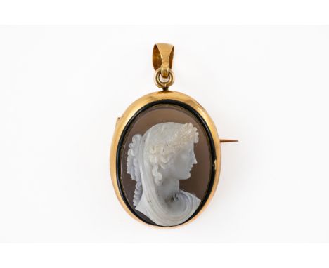 AN AGATE CAMEO PENDANT BROOCH, BOXEDWith central Agate cameo depicting a portrait of a lady, with enamel surround and mounted