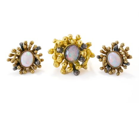 A GOLD AND OPAL DOUBLET RING AND A PAIR OF GOLD AND OPAL EARSTUDS (3)The ring of abstract design, detailed 18 K, ring size J½