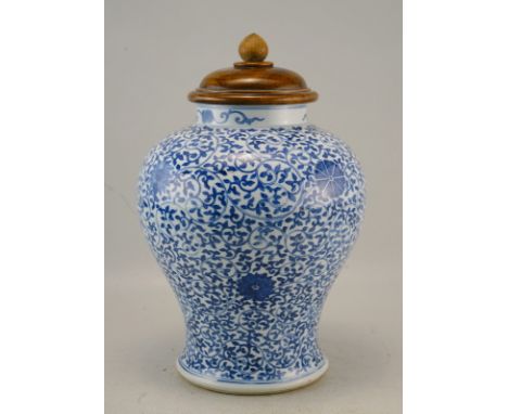 Große Balustervase, Kangxi Nian Ende 19. Jhd.Lotosdekor unterglasurblau, am Boden Doppelring und Dynastiemarke Kangxi -Nian, 
