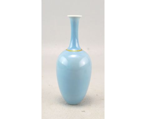 Balustervase Himmelblau, Kangxi Marke, GoldhöhungOvoide Form mit langezogenem Hals, monochrome himmelblaue Lauflasur, am Hals