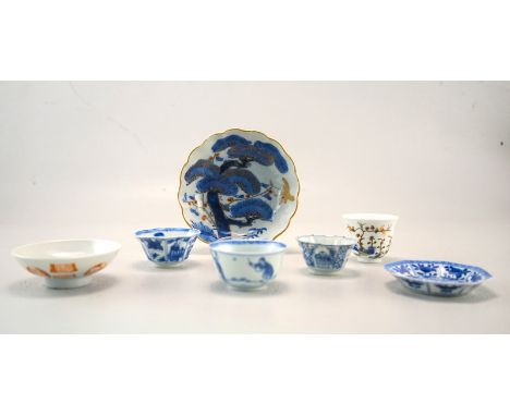 Sieben Teile Teeporzellan, 18./19.Jhd.4x chinesische Koppchen, unterglasurblau, teilweise mit Canton Marke oder Kangxi-nian M
