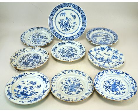 Zehn blau-weisse Teller Qianlong/Kangxi Epoche, China 18. Jhd.Porzellan, bläuliche blaue jeweils unteglasurblauer Dekor, div.