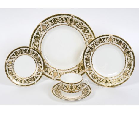 A Royal Worcester Windsor pattern tea and dinner service, for six place settings, comprising six dinner plates, 27 cm diamete