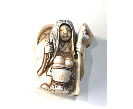 Early 20th century signed ivory rotating head netsuke measures approx 4.5cm 