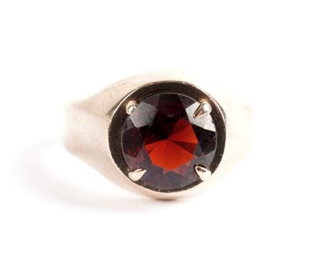 A garnet single stone ring, in 9ct yellow gold, size M 1/2, 2.9g gross. 