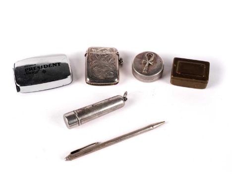 An Edwardian silver vesta case, Birmingham 1907, 27.2g; a silver cheroot case holder, 9.7g; a silver propelling pencil, 9.5g;