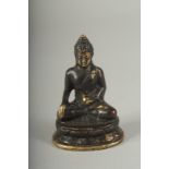 A SMALL EARLY 20TH CENTURY BRONZE BUDDHA, 7cm high.