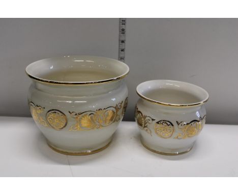 Two ceramic planters 
