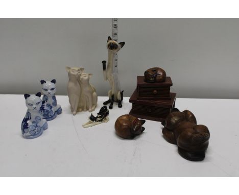 A selection of treen and ceramic animals 