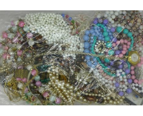 Bead jewellery, bangle, pendant watch, etc., 915g