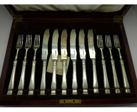 A Mappin & Webb silver dessert knife and fork set hallmarked London 1926, in original case, total weight 530g