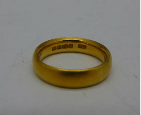 A 22ct gold wedding ring, 6.4g, K