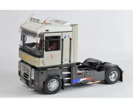 1/24 (24 cm) Scale Precision Series Model Truck - Renault Magnum. E