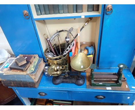 AN ETCHING ROLLER PRESS AND PLATE ( the rollers 20 cm long) a set of kitchen scale and sundries