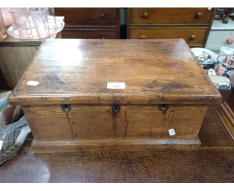 A 19TH CENTURY ELM TRUNK OF SMALL PROPORTIONS, 43cms wide