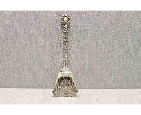 Zuckerlöffel 800er Silber; 15,9g; wahrscheinlich 19.tes Jh.;  romantische Szene --- 800 silver; 15.9g; probably 19th century;