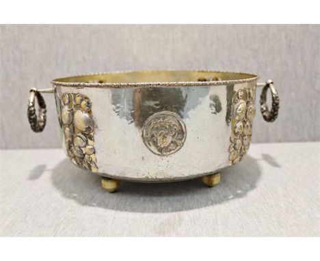 Jardinère 800er Silber; München; Hestermann u. Ernst; Handarbeit; 406,6g; mit Bein-Kugelfüßen --- 800 silver; Munich; Hesterm