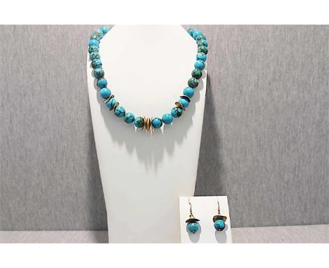 Schmuckset Kette und Ohrringe aus Türkis; Silbermonturen und Schliesse (vergoldet) --- Turquoise necklace and earrings; Silve