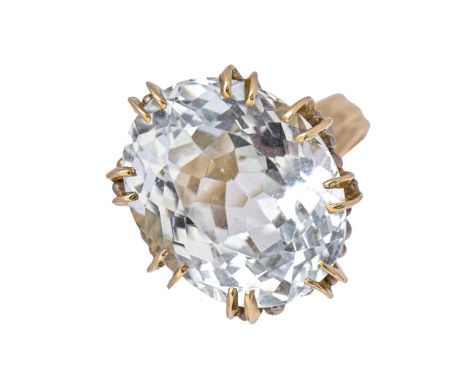 A blue topaz ring, in 18ct gold, Sheffield 1982, 16g, size P  Good condition