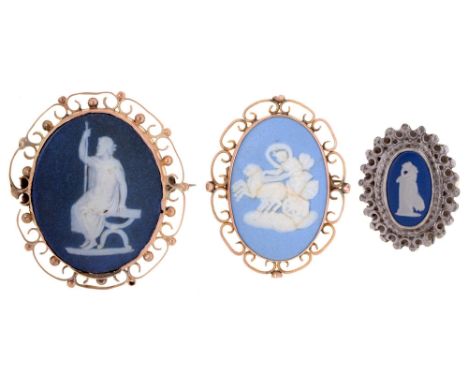Two Wedgwood jasper and yellow metal brooches, 19th/20th c, and a Wedgwood cameo-mounted silver ring, late 20th c, (3)  The b