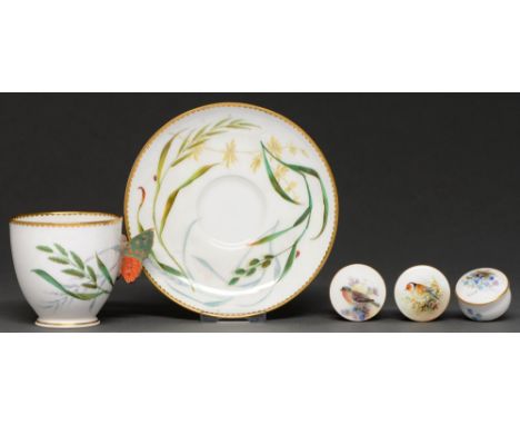 Three Royal Worcester ornithological rouge pots, early 20th c,&nbsp;painted with various birds, mixed sizes, printed marks an