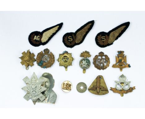 British cap badges and RAF insignia collection to include:
RAF Air Gunners brevette
RAF Signalers brevettes x2
RARE ORIGINAL 