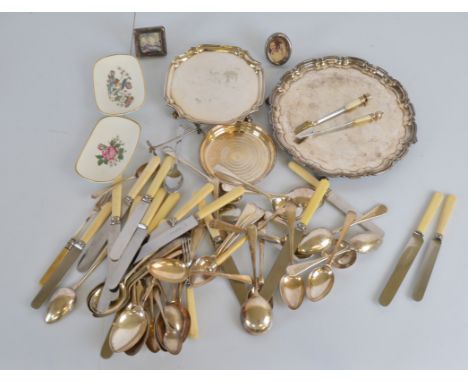 A collection of silver plate, including a pair of novelty Victor of Scotland pickle fork and spoon, a silver plated knife res