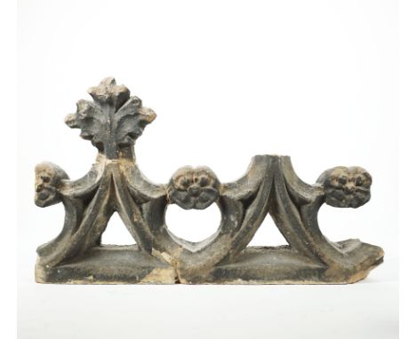 FRAGMENT/BAUTEIL, Gotik, Maßwerk, Fragment einer Balustrade,Krabbenbekrönung im Wechsel Rosetten, 32 x 55 cm, 2 x geklebt