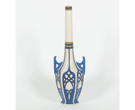 AMPHORENVASE, Villeroy u. Boch/Mettlach, 1907, Jugendstil-Epoche, Keramik,6fach gekanteter Stand, entspr. Korpus in runden En