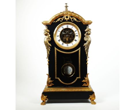 SALONUHR/ PENDULE, Historismus-Epoche,Herst. Japy Freres/ Beaucourt, ebonisiertes Holzgehäuse auf 4 Tatzenfüßen, 3-seitig mit