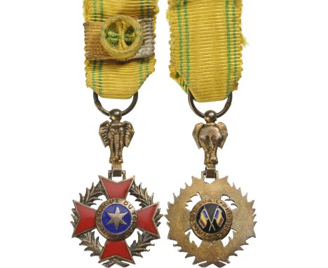 Grand Officer's Miniature, instituted in 1960. Breast Badge, 27x16 mm, gilt Silver, hallmarked, enameled, both central medall