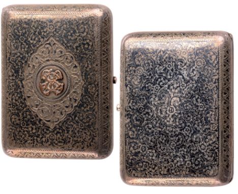 Rectangular format with rounded corners, opening with button and hinge, magnificent decoration of arabesques and volutes, gol