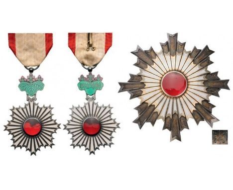 Grand Officer's Set, instituted in 1875. Breast Badge, 73x56 mm, Silver partially gilt, both sides enameled, both central med