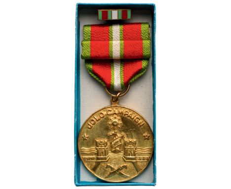 Breast Badge, 40 mm, gilt bronze, original suspension ring and ribbon with attachment pin, in original box of issue with ribb